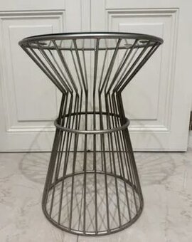 Designový kovový konferenční stolek