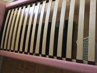 Calounena postel s celem, rostem a novou matraci