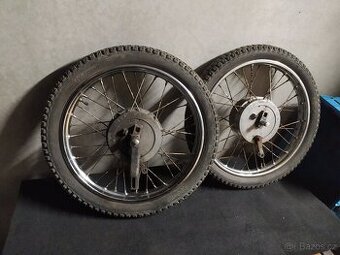 Původní kola včetně brzdových štítu ČZ