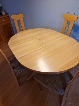 Rozkládací jídelní stůl