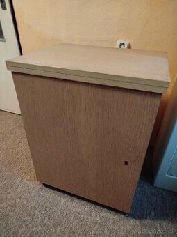 Skriňový šicí stroj