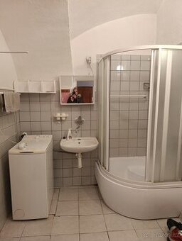 Sprchový kout, madla, koupelnové vybavení