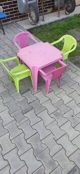 Dětské židle a stoleček