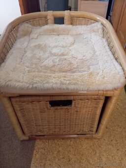 Prodám proutěné křesílko s úložným prostorem a kožešinou - 1