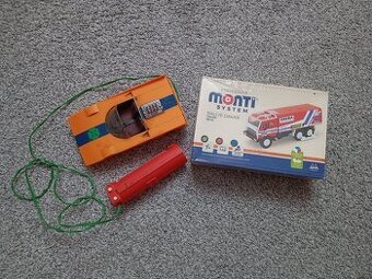 Retro staré autíčko a retro Tatra zabalená