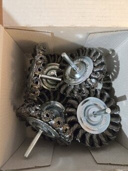 Nástrojový kruhový karáč copánkový se stopkou 6 mm Lessmann.