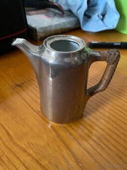 starožitná porcelánová konvička v obalu z bílé mosazi či kov