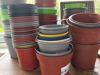 Malé květináče, cca 80 ks