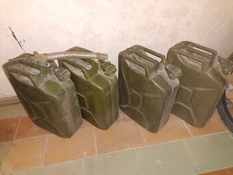 Plechové kanystry 20 l 4 ks s nálevkou