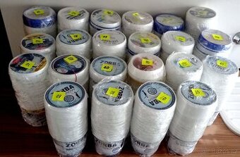 220 kyblíčků od velkých jogurtů + víčka