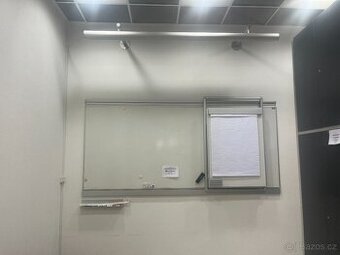 Magnetická tabule a projekční plátno