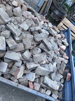 Stavební materiál - Celé cihly, půlky, suť