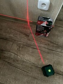 Křížový liniový laser