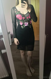 Černé šaty s květinovou výšivkou - 1