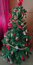 Vánoční stromek včetně dekorací a světýlek