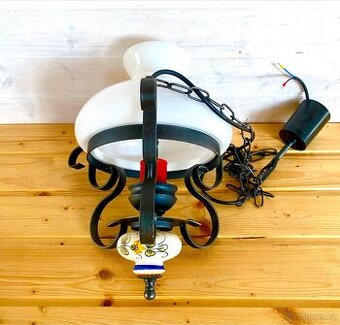 Stará kovaná lampa ve stylu petrolejky