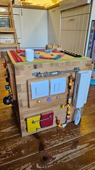 Activity board - Dřevěná bedna, Desky pro prcky