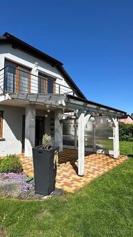 Pergola s boční zahrnovací zástěnou