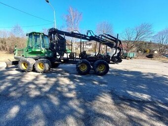 Vyvážecí traktor J. Deere 810 D