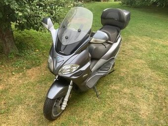 Skútr Piaggio Evolution 500
