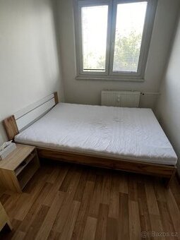 Postel 140 x 200 + noční stolek a komoda zdarma