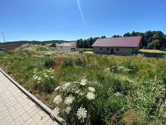 Prodej zasíťované stavební parcely 845 m2 ve Zvěstově, okr.