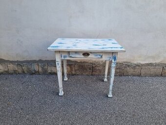 Stůl v patině po renovaci