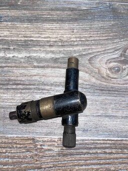 Morgan  -  šikmý převodník k tachometru na přední kolo.