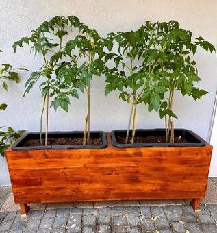 Dřevěný květináč