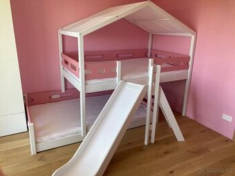 Dětská dvoupatrová domečková postel