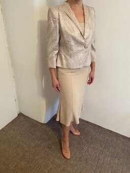 Lehký elegantní kostýmek