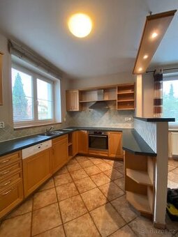 Moderní kuchyňská linka se spotřebiči