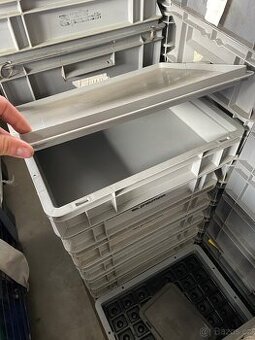 Různé plastové bedny/ krabičky