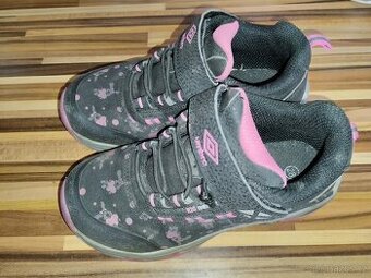 Kotníkové Umbro vel. 28