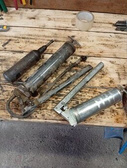 Vybavení dílny. Nabíječka, hasicí přístroj, pila