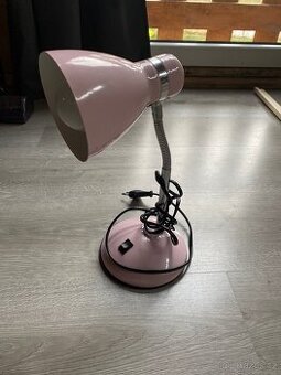 Kovová růžová stolní lampa