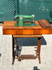 Starý šicí stroj Minerva