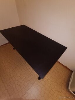 Kancelářský jídelní stůl