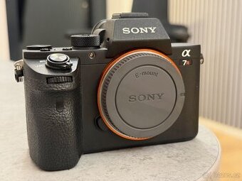 Prodám Sony Alpha A7R II – tělo, + 256GB SD karta