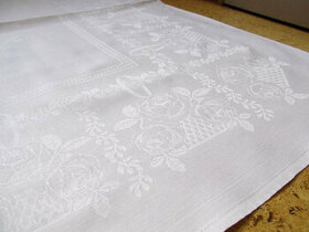 Čistě bílý vintage damaškový ubrus vzor růže