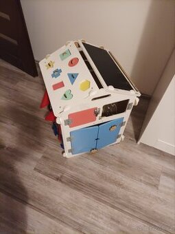 Activity board BusyKids Montessori domeček bílý