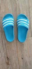 Dětské pantofle Adidas (vel. UK 4)