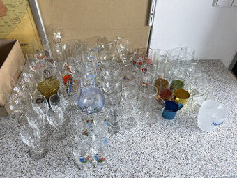 Větší množství skla (sklenice) za odvoz