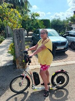 Sportovní koloběžka Mibo Royal 20/20 bílá s el. výbavou.