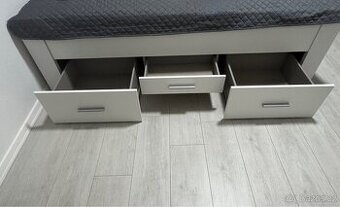 Manželská postel 180x200 cm, bez matrací