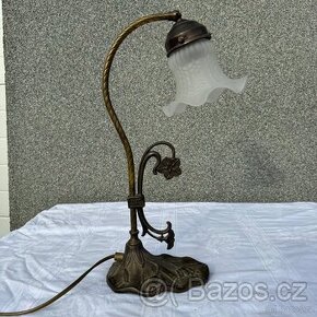 Krásná mosazná lampa s florálními motivy