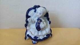RETRO PORCELÁNOVÁ SOŠKA DÍVKA S VĚJÍŘEM