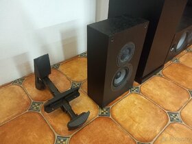 ELAC Debut 2.0 On-Wall
a držáky