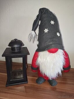 Vánoční trpaslík (skřítek) a lucerna
