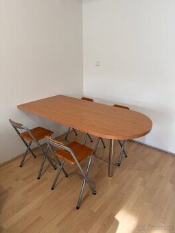 Jídelní stůl s židlemi